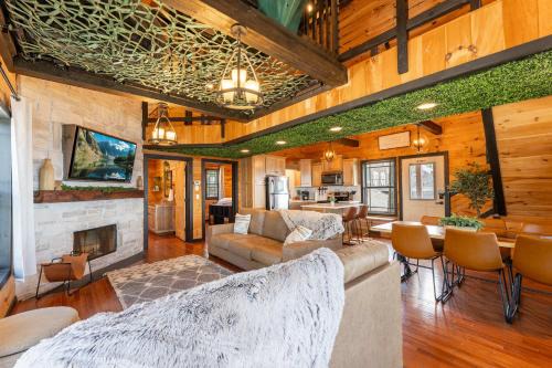 Sunset Ridge cabin 21 miles from Chatt TN Indoor pool & hot tub