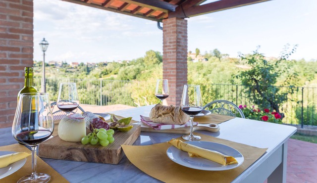 Super Panoramic villa for 5 with fast Wifi,Air Cond,Outdoor dining Close to town