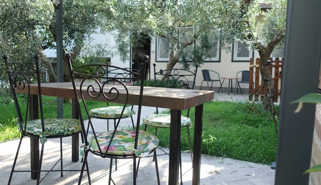 Surrounded by greenery 10 minutes from the sea (Purple House)