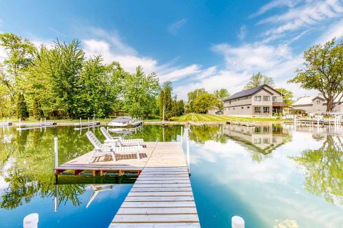 The Boat House w/Dock: Enjoy Lake Life!