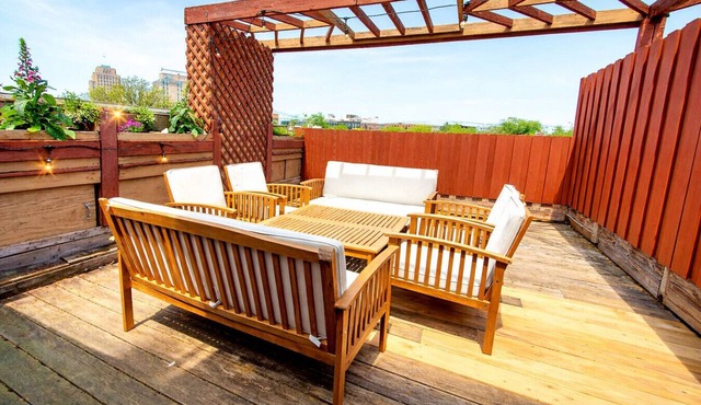 The Brick: Rooftop Deck Home. Walk to Yale!