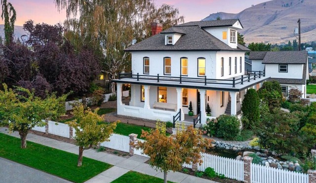The Chelan Chateau 1 blk to lake/shops/food/wine/private sauna/media & game room