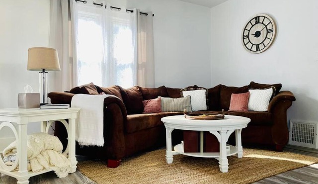 The Chic Shack/Centrally Located 2BR/1BA Home