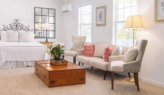 The Gardenia Suites ™ - Suite B ~ Country feel in the heart of Spring Hill.