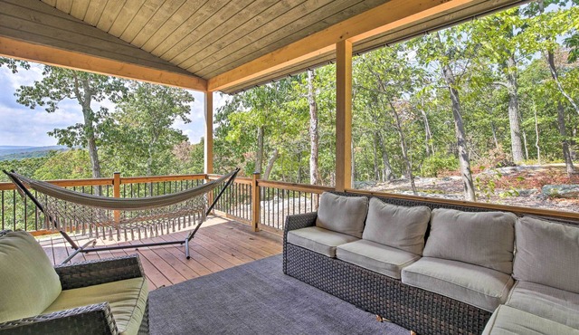 'the Glabin: Garrison Gem w/Hot Tub & Fire Pit