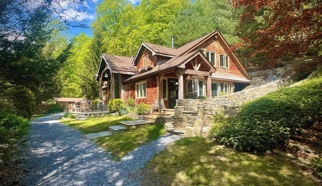 The Lodge-Your own Hillside Estate w/pool, hot tub, trails, views & 1 hr to NYC!