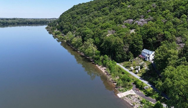 THE RIVERFRONT BOATHOUSE