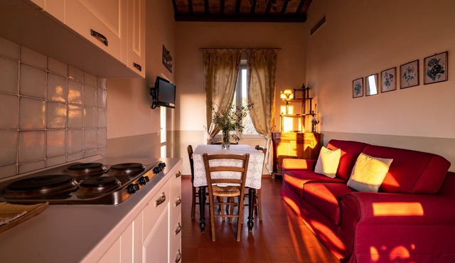 Three-room apartment in historic country house, sea view, pool, for families
