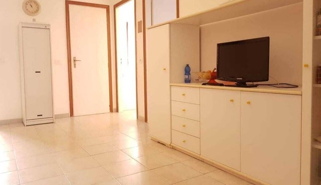 Three-room ground floor apartment near the sea