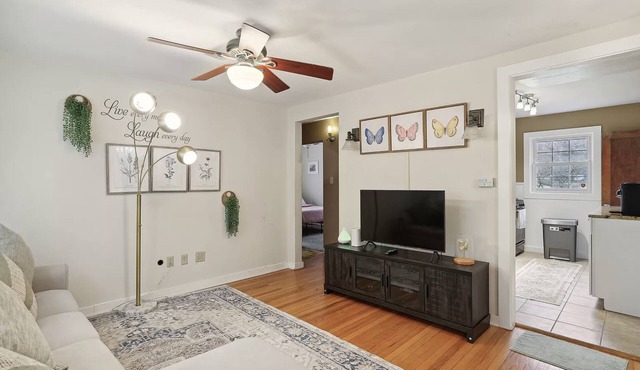 Tiny and cozy home in the heart of Champaign. Free Parking and Pet Friendly!