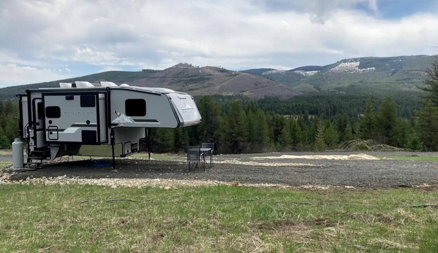 Tiny Caravan Great for Couples with Landscape Views in Idaho