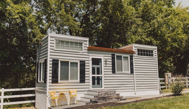 Tiny house w/ Pool on water near Beaches / turf