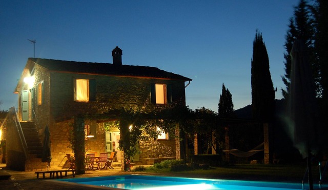 TODI NEARBY Stone farmhouse, with pool, garden, bush and Wi Fi