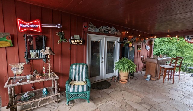 Toad Hill: Great views! Minutes to UT & Airport! Pet Friendly!
