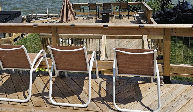 Toledo, lakeside home 3 bdrm sleep 7 on Lake Erie with 4 decks to choose from.