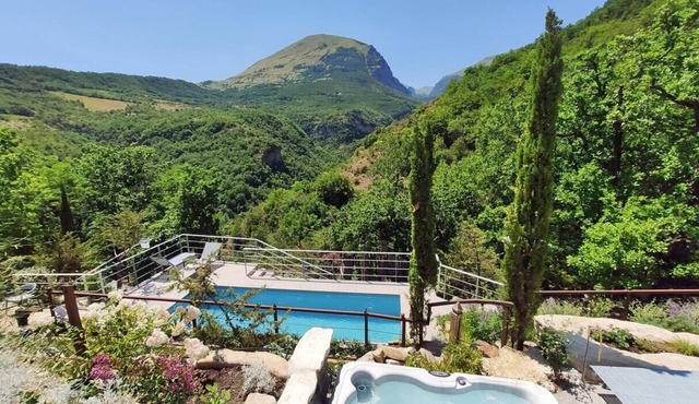 Torre Sibillini - Historic villa tower with pool