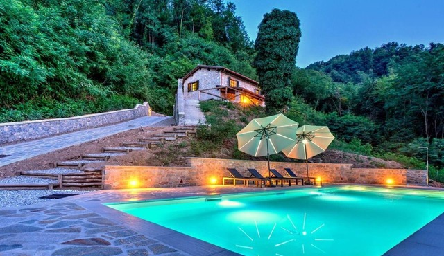 Tuscan villa for 8 people with pool near Lucca.