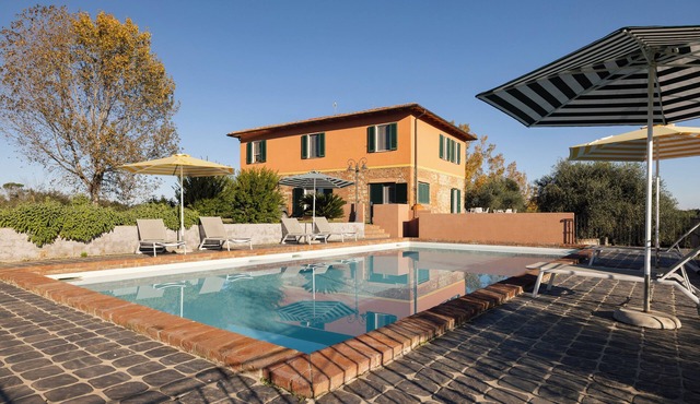 Tuscan villa immersed in art and nature, with pool