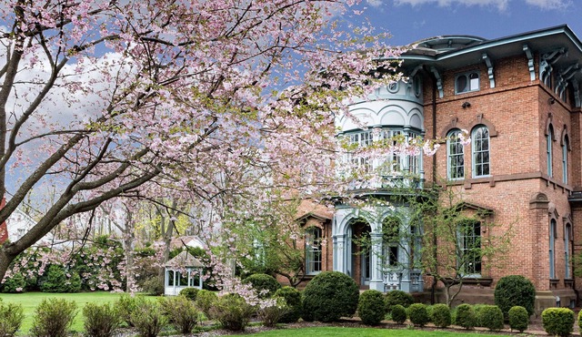 Unique Historic Mansion Near Tourist Attractions and Casinos.