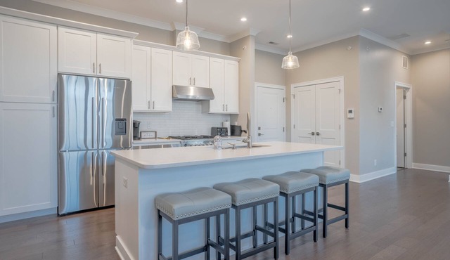 Upscale Modern Condo in Valparaiso- just blocks from downtown & Journeyman!