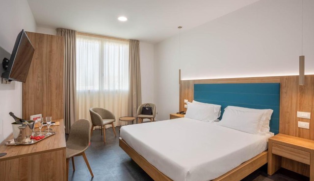 V Hotel
