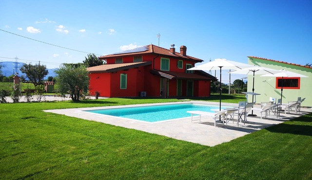 VILLA BENEDETTI: PRIVATE POOL, TUSCAN COUNTRYSIDE, IDEAL FOR FAMILIES AND GROUPS