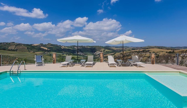 Villa Calanchi with pool, air conditioning and wonderful panorama, 20 minutes from the Adriatic Sea