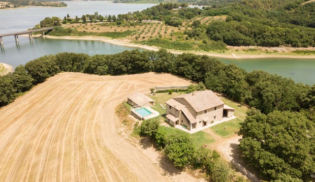 Villa Corbara - Villa with pool facing the Corbara Lake in Umbria