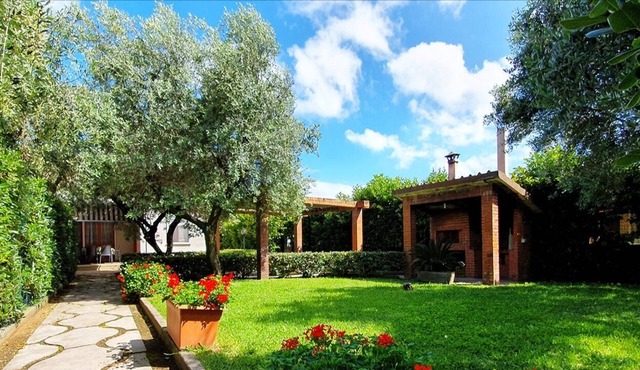 VILLA DEGLI ULIVI 300 METERS FROM THE SEA
