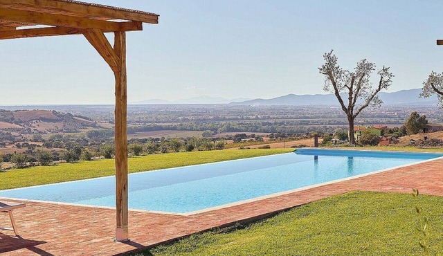 Villa Flores: An elegant and welcoming two-story villa located on top of a small hill, with Free WI-FI.