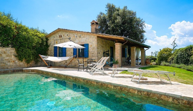Villa for 4 guests. Private Pool. Access to the wellness center of the estate
