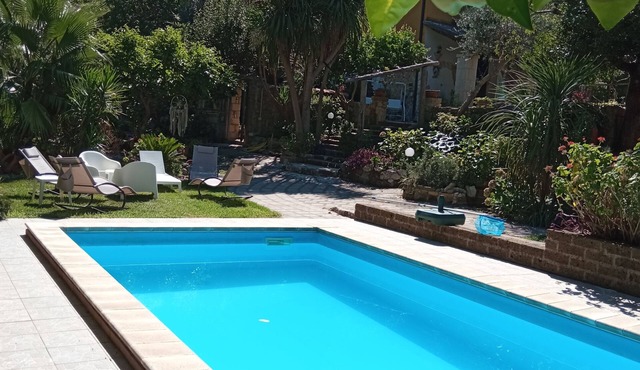 Villa ; Guest accommodation in independent wing