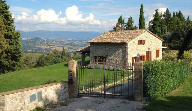 Villa in Umbria with private pool and fantastic view - sleeps 8 + 1