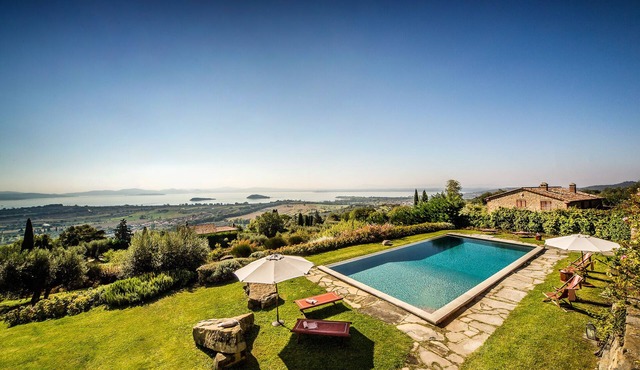Villa with large pool that blends with the lines of the lake Trasimeno