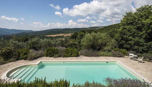 Villa Lavanda Todi, countryside casale with private pool in the heart of Umbria