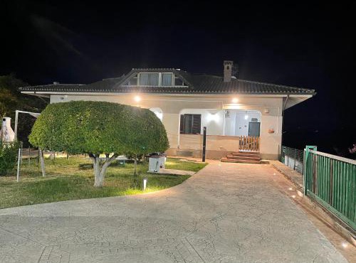 Villa Lidia & Attico degli artisti, free pets , giardino recintato e attrezzato