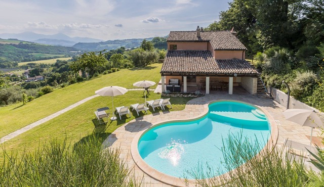 Villa Linda with splendid view and swimming pool in the Marche countryside, 30 minutes from the sea