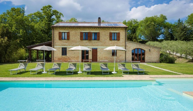Villa Lucia with pool in the Marche region, elegant and spacious, a few kilometers from the Adriatic