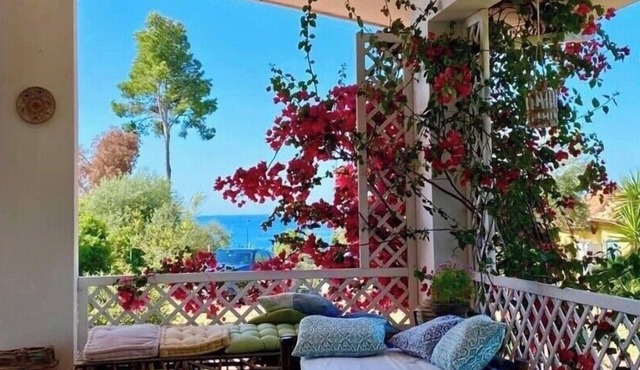 Villa Mare tra cielo mare, located on the coast between Gaeta and Sperlonga
