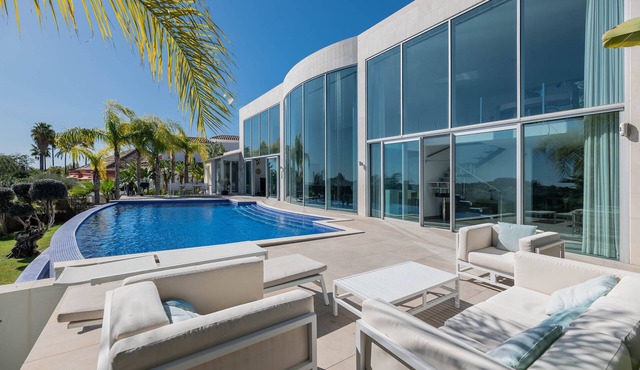Villa 'Maria' Benahavis with Private Pool, Wi-Fi and Air Conditioning