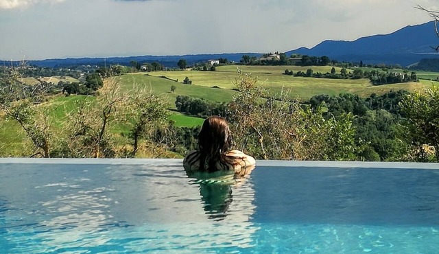 Villa Mirella between Rome, the thermal baths of Viterbo and Umbria - panoramic swimming pool with fireplace