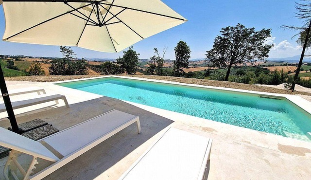 Villa Monteluce B: A welcoming apartment that is part of an ancient country house surrounded by meadows and by green hills, with Free WI-FI.