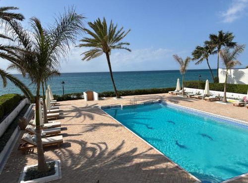 VILLA OVERLOOKING BEACH , Central, quiet, parking, swimming pool