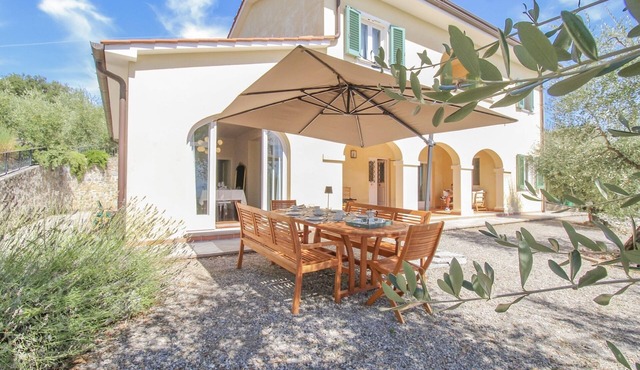 Villa Poggio Scalette: Elegance meets Comfort amidst ancient olive trees