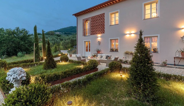 VILLA REGINA, 4 bedrooms and a luxury style among the vineyards by Lucca Town