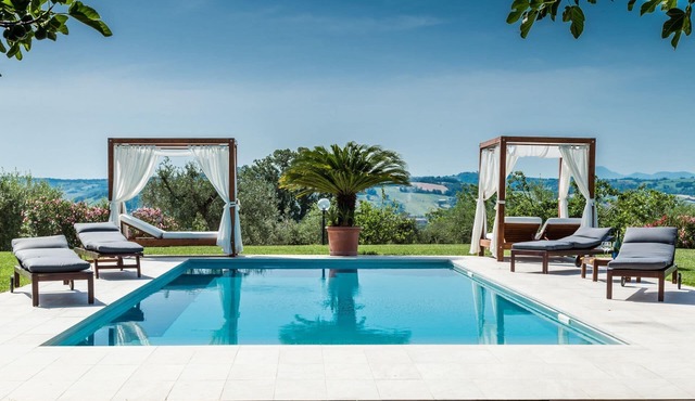 Villa Roberta with pool and park, surrounded by countryside, just 20 minutes from the beach of Fano