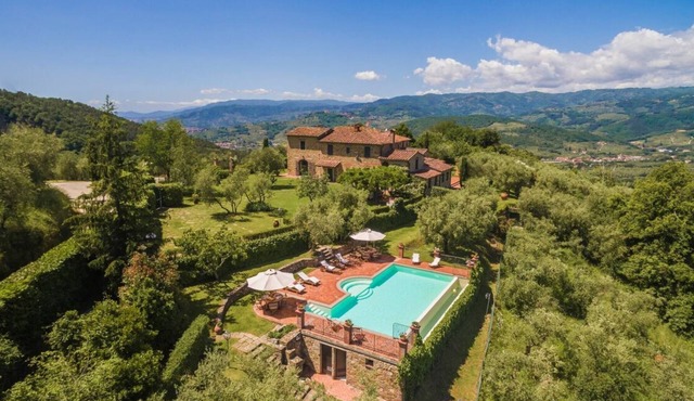 Villa Roncosi, beautiful 15-bed villa with jacuzzi