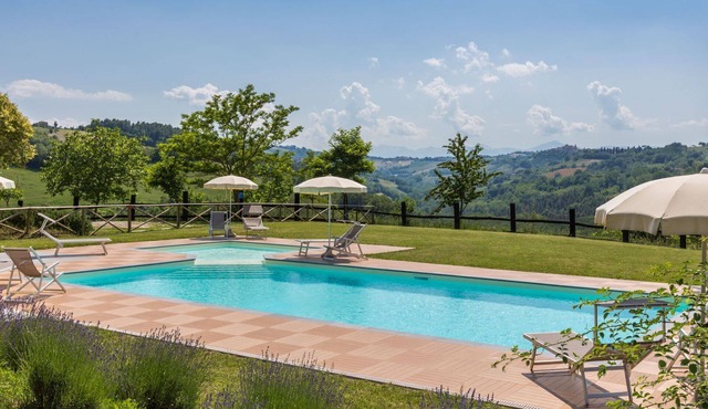 Villa Soffio with pool in the hills of Fermo, only 20 minutes from the Adriatic coast.