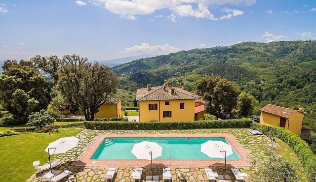 Villa Splendente: A charming three-story historical villa located in an isolated position, on the slopes of a hill which is covered with olive groves, with Free WI-FI.