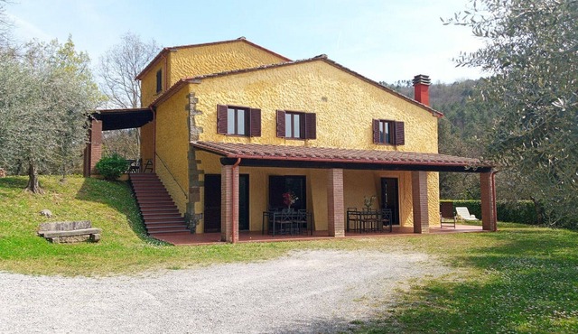 Villa surrounded by nature with Wi-Fi, trakking path and panoramic swimming pool